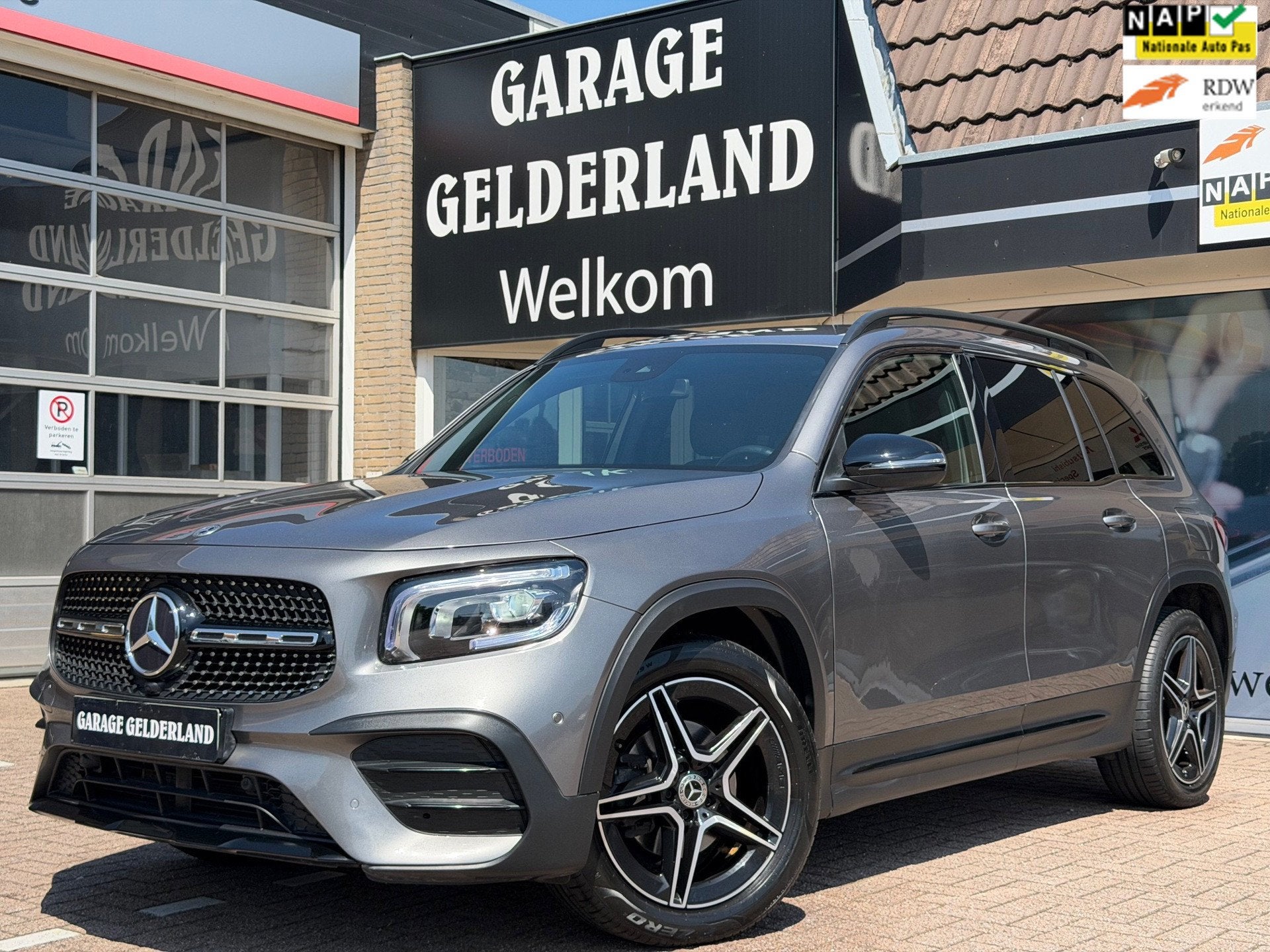 Mercedes-Benz GLB 200 AMG-NIGHT | Matrix | Full-Led | Camera, Gebruikt, Zwart, 4 cilinders, 2000 kg