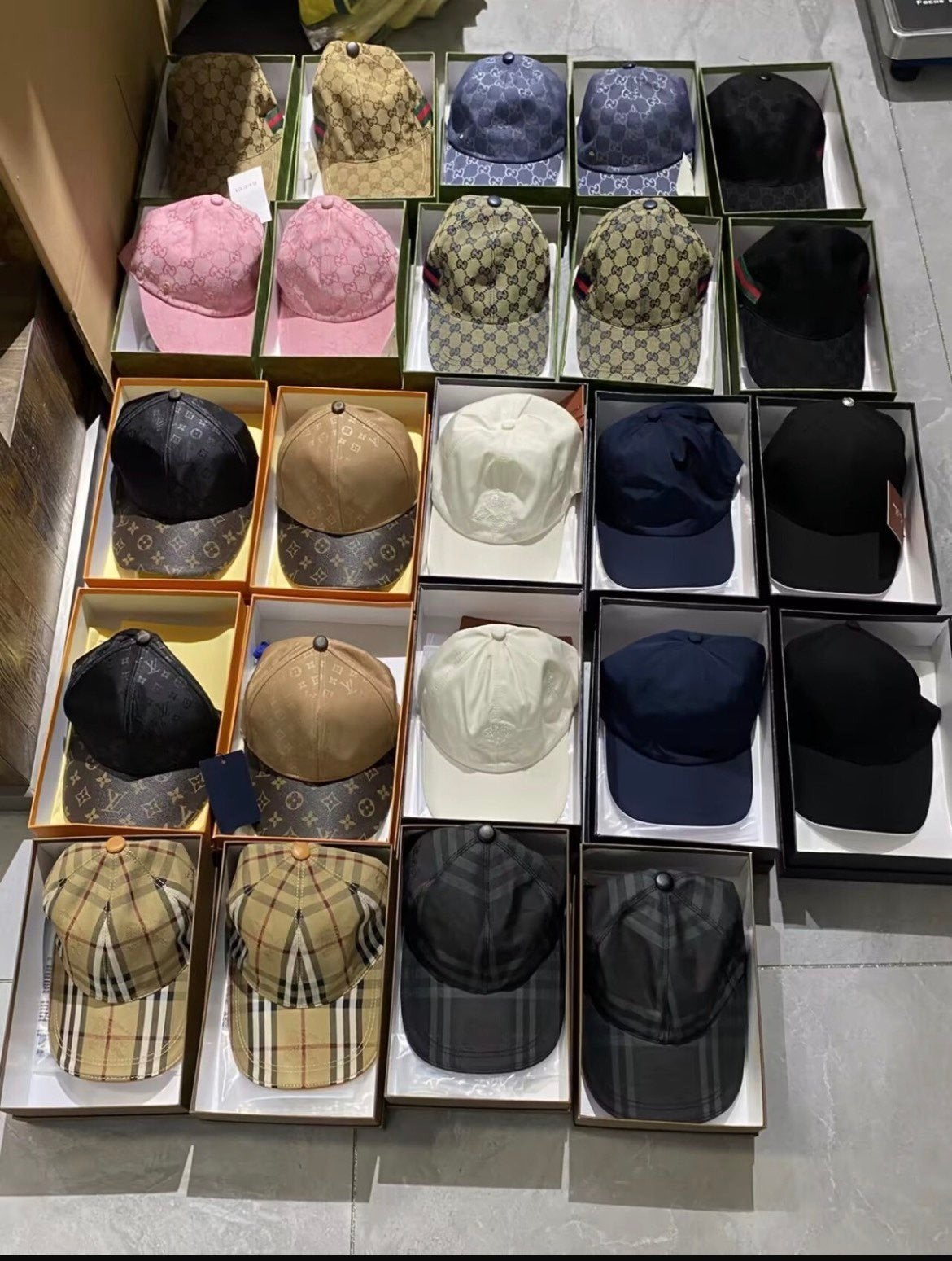 Diverse merkpetten in doos - Nieuw, Kleding | Dames, Hoeden en Petten, Diverse merken, Nieuw, Pet, One size fits all
