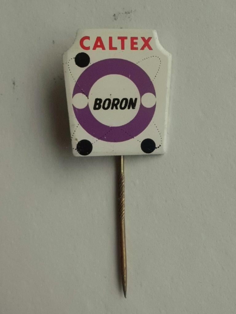 Caltex Boron - jaren 60, Ophalen of Verzenden, Zo goed als nieuw, Merk, Speldje of Pin