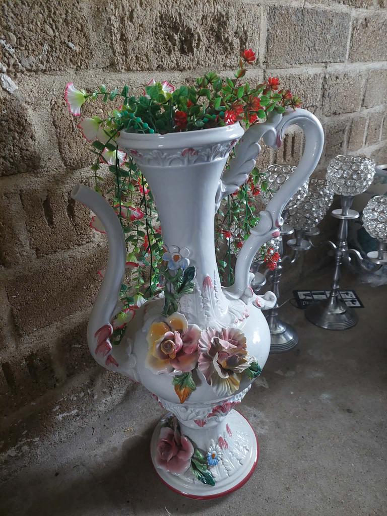 Grote vaas met bloemmotief, Huis en Inrichting, Woonaccessoires | Vazen, Gebruikt, 50 tot 75 cm, Wit, Aardewerk of Porselein