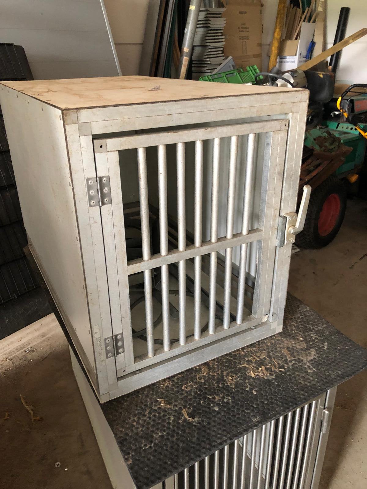 Honden bench, kooi, autobench, kennel, mechelse herder, Ophalen, Zo goed als nieuw
