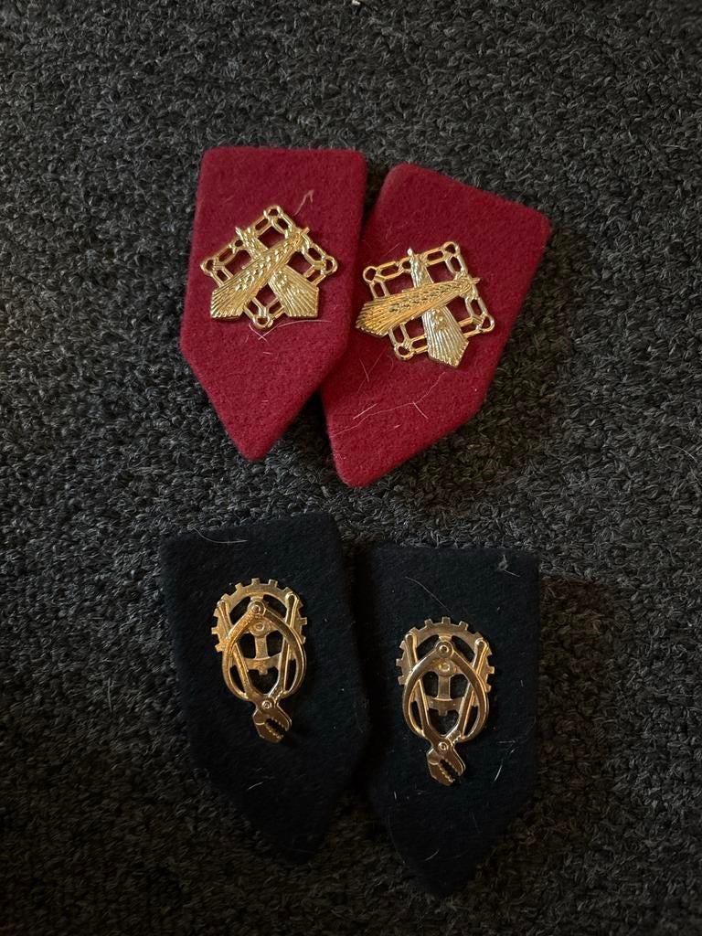 Set vintage militaire emblemen – Nederlandse leger, Verzamelen, Militaria | Algemeen, Ophalen of Verzenden, Landmacht, Overige gebieden