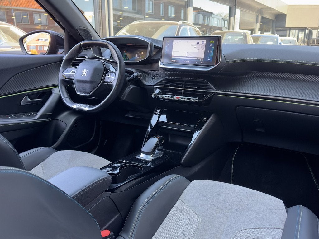 Peugeot e-2008 GT-LINE AUT 91,4% SOH 79D.KM! PANODAK LEDER N, 136 pk, Gebruikt, 322 km, Zwart
