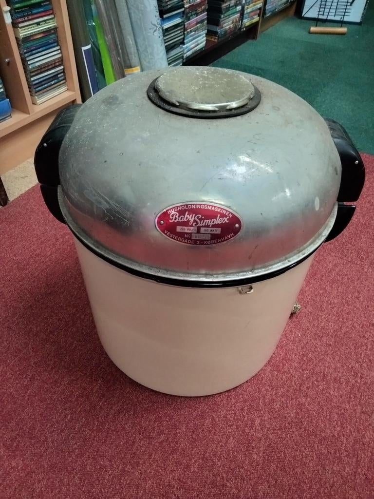 Antieke draagbare wasmachine jaren 40 Baby Simplex, Ophalen