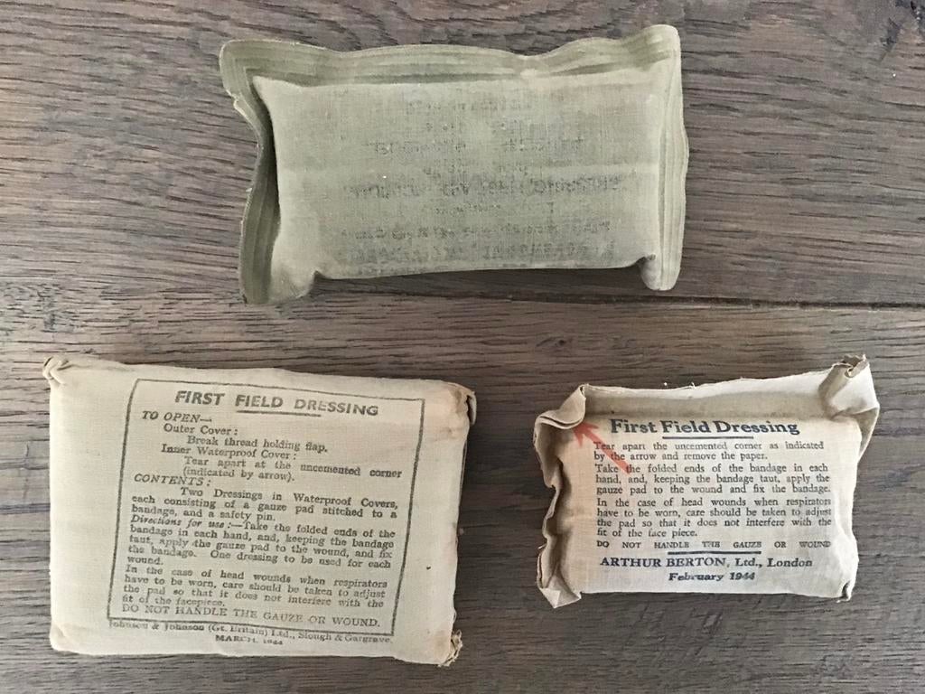 3 Stuks First Field Dressing uit 1944 Gr.Britain., Verzamelen, Ophalen of Verzenden, Engeland