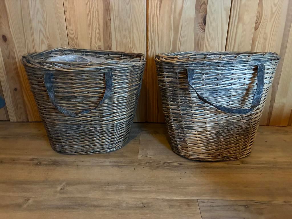 Twee geote rieten plantenbakken, Tuin en Terras, Bloembakken en Plantenbakken, Ophalen of Verzenden, Zo goed als nieuw, Rond, Binnen