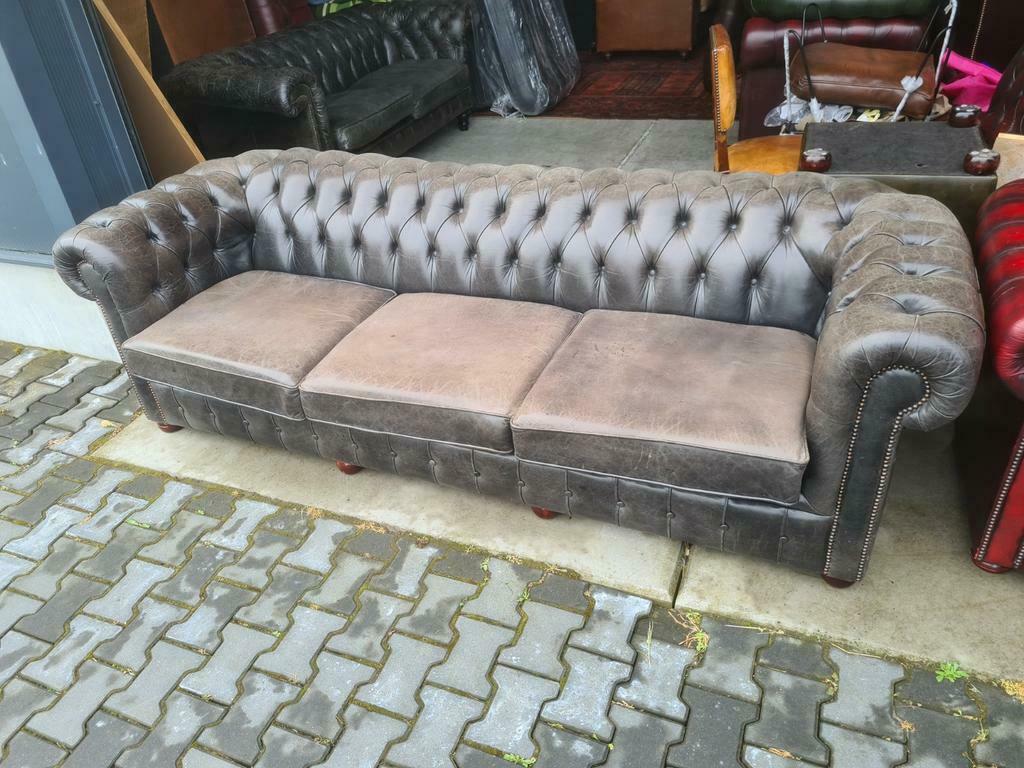 XL Chesterfield Engelse bank grijs + GRATIS BEZORGD, Gebruikt, Chesterfield, Leer, Ophalen of Verzenden