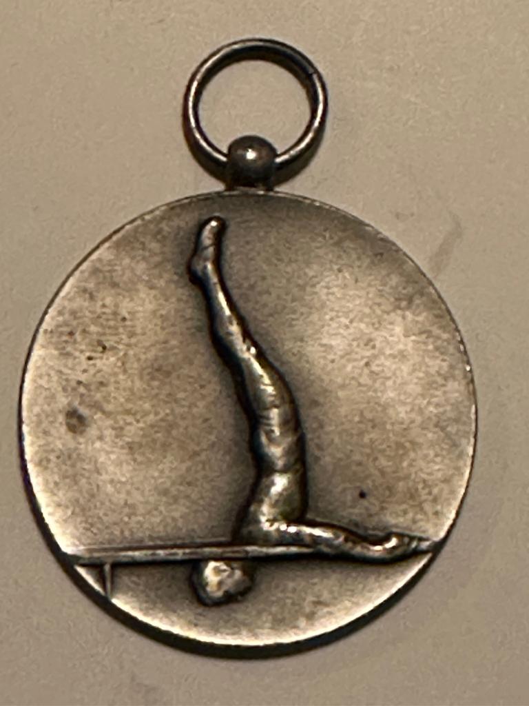 1e prijs Medaille uit 1934 voor Brug turnen gestileerde afb., Postzegels en Munten, Ophalen, Overige materialen, Nederland