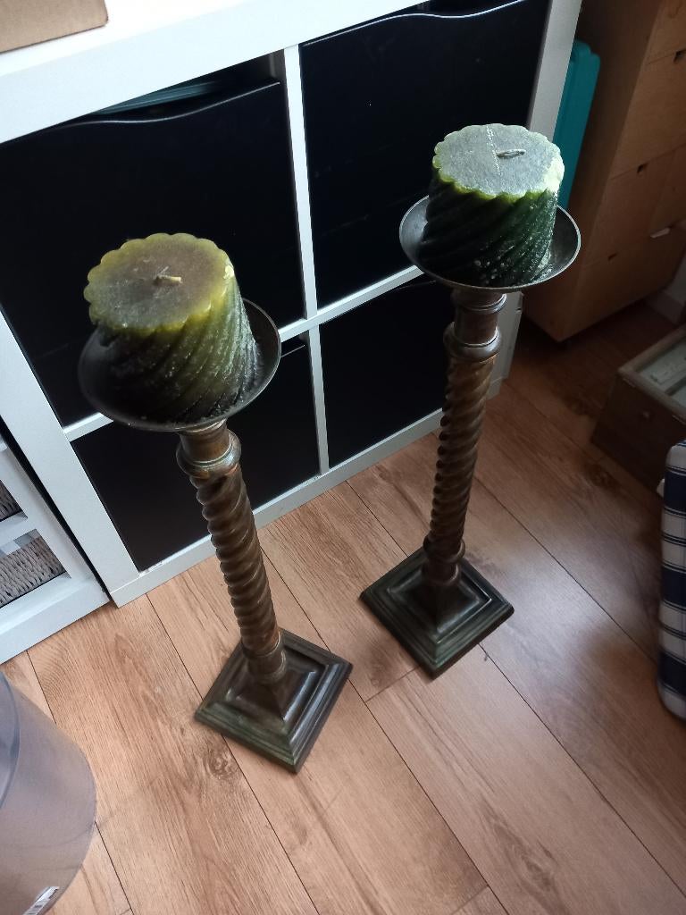 Mooie set van twee metalen vloerkandelaars in barokke stijl., Gebruikt, Ophalen of Verzenden, Kandelaar, Bruin