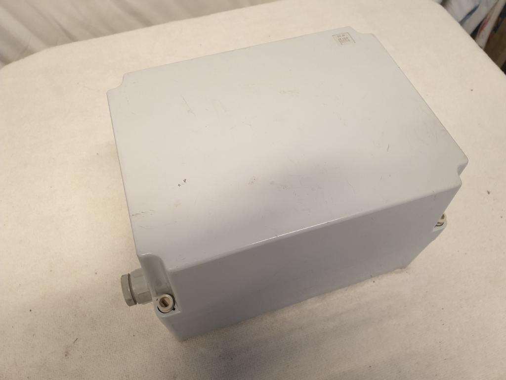 Sarel IP55 aansluitkast 21 x 16 x 14 cm. incl.tijdklok., Doe-het-zelf en Verbouw, Elektra en Kabels, Ophalen of Verzenden