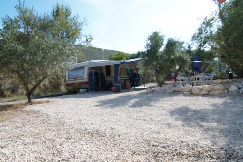 Caravan te huur in de natuur met zwembad! Costa blanca