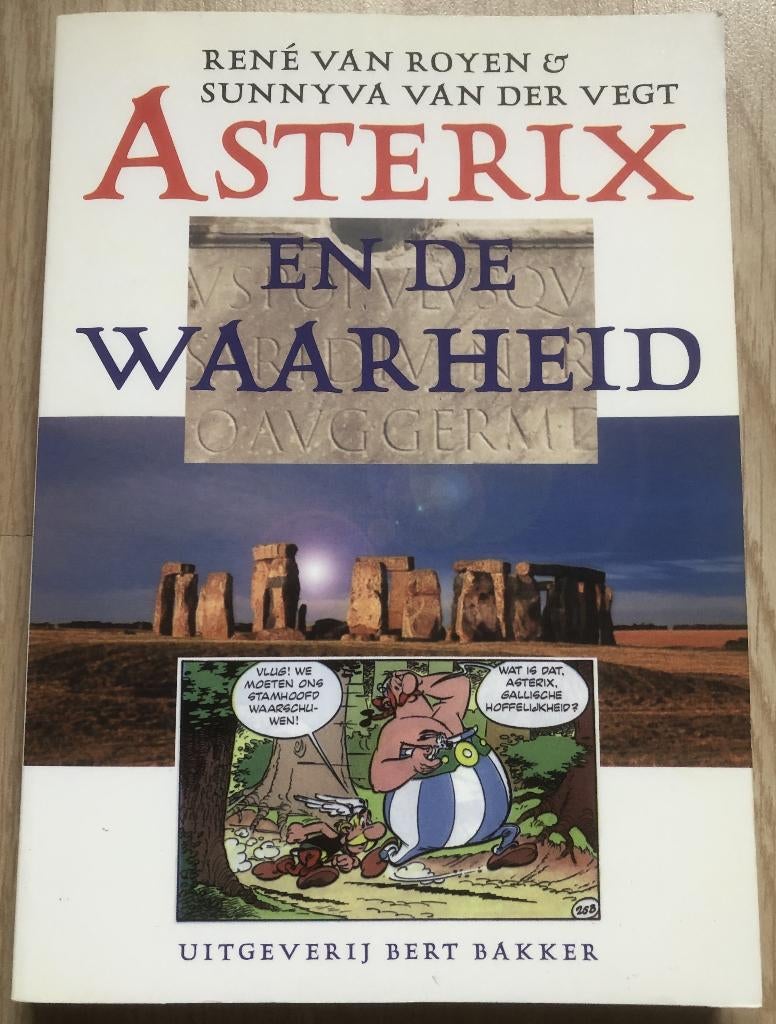 VAN ROYEN & VAN DER VEGT - ASTERIX EN DE WAARHEID, Eén stripboek, Ophalen of Verzenden, Zo goed als nieuw, Goscinny & Uderzo