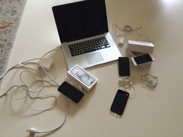Apple Macbook Pro en 2 iPhones 8 op leeftijd + accessoires, Computers en Software, Apple Macbooks, Ophalen, Gebruikt, Overige groottes