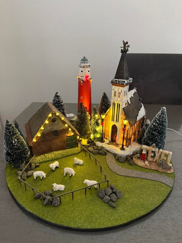 Kerstdorp Texel met boet, vuurtoren, kerk en schapen, Diversen, Kerst, Ophalen, Gebruikt
