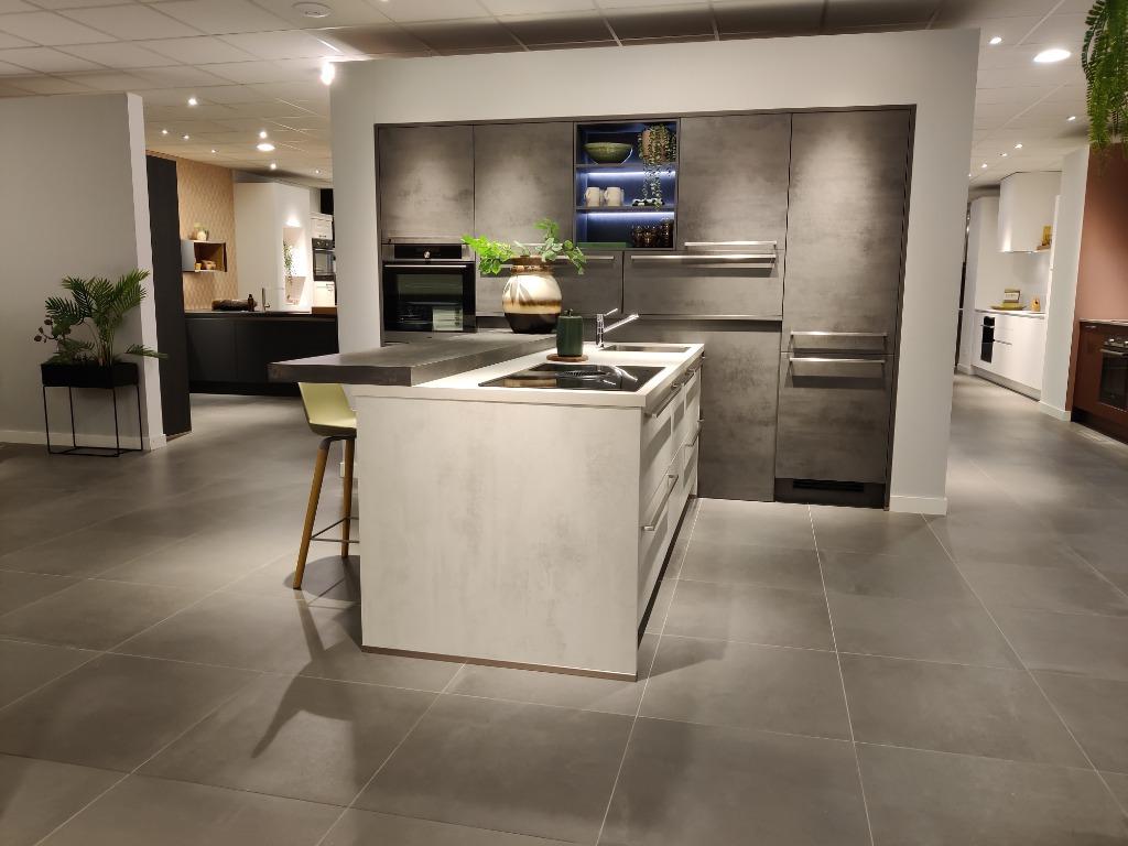 AKM06 – Riva licht en donker betonshowroomkeuken, Ophalen, Overige kleuren, Nieuw, Hout