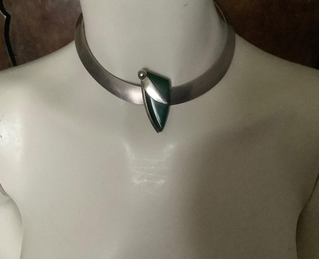 Clip-Broche chroom en mosgroene kunststof. Jacob Bengel, Sieraden, Tassen en Uiterlijk, Antieke sieraden, Broche, Overige materialen