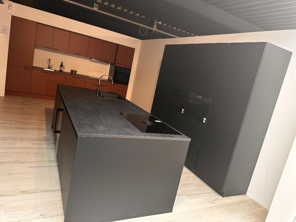 Complete Hacker Zwart mat eiland keuken met Siemens en Bora, Häcker Küchen GmbH & Co. KG Werkstraße 3 32289 Rödinghausen, Zwart