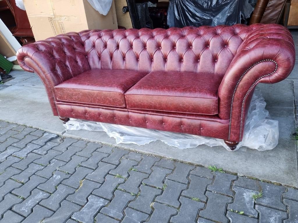 AANBIEDING Chesterfield showroommodel bank + BEZORGING, Huis en Inrichting, Banken | Bankstellen, Chesterfield, Nieuw, Leer, Ophalen of Verzenden