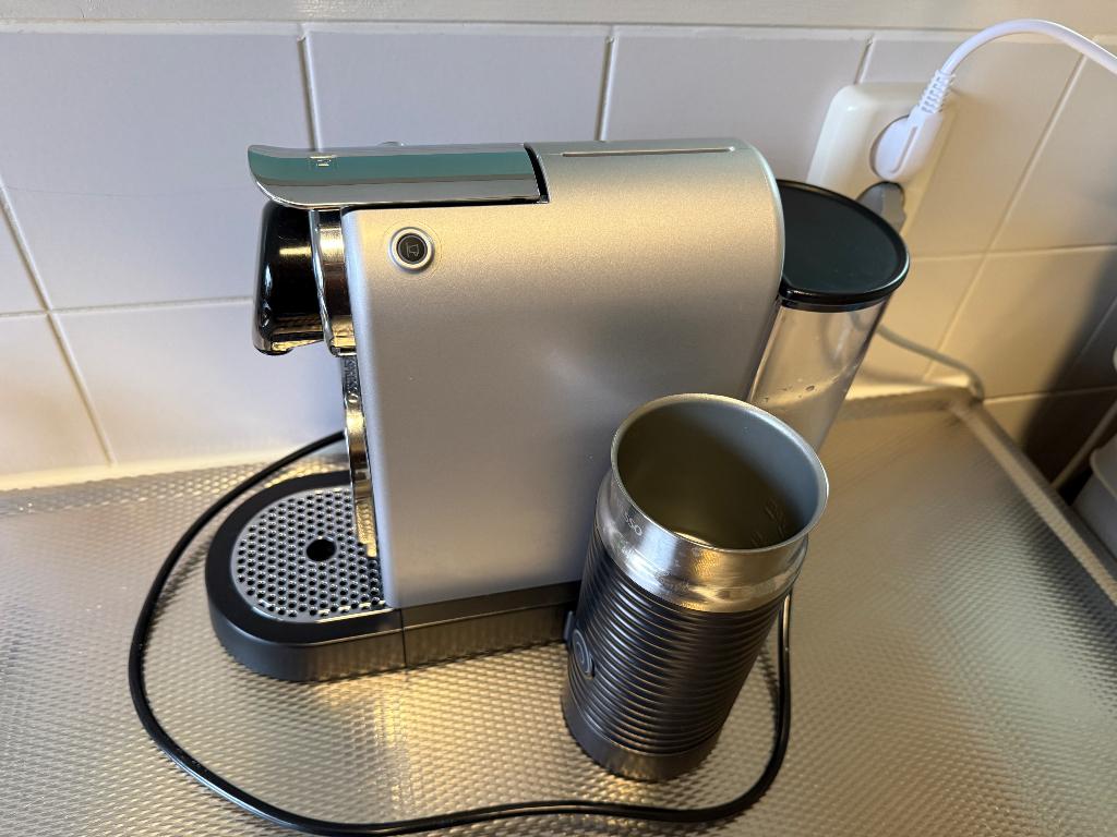 Krups Nespresso Citiz & Milk Zilver, Witgoed en Apparatuur, Koffiezetapparaten, Ophalen, Gebruikt, Espresso apparaat, Koffiepads en cups