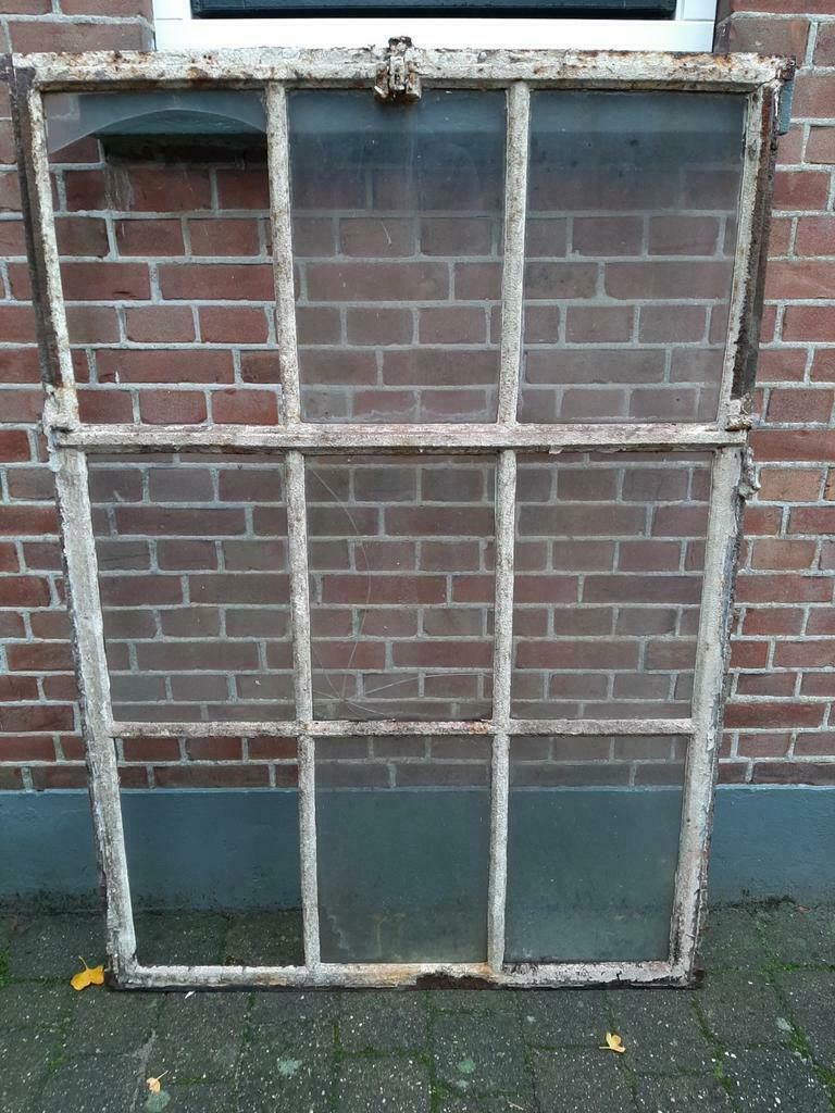 Een mooi te openen getoogd gietijzeren stalraam., Doe-het-zelf en Verbouw, Glas en Ramen, Zo goed als nieuw, Gevelraam of Ruit