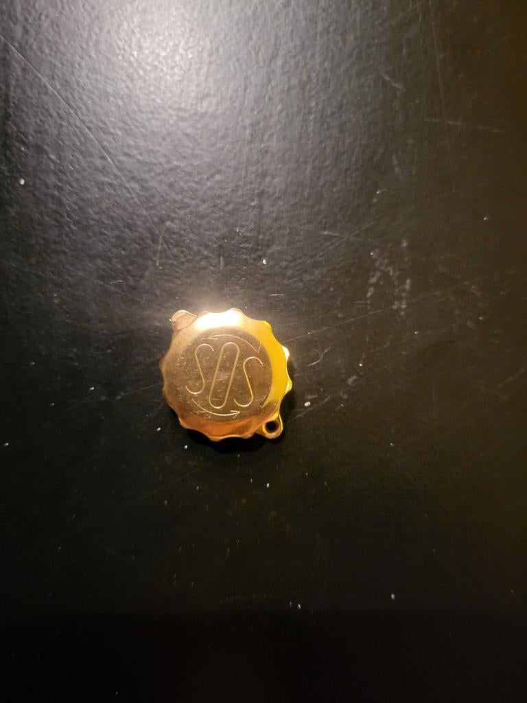 Goudkleurige SOS hanger, Ophalen of Verzenden, Overige materialen, Overige merken
