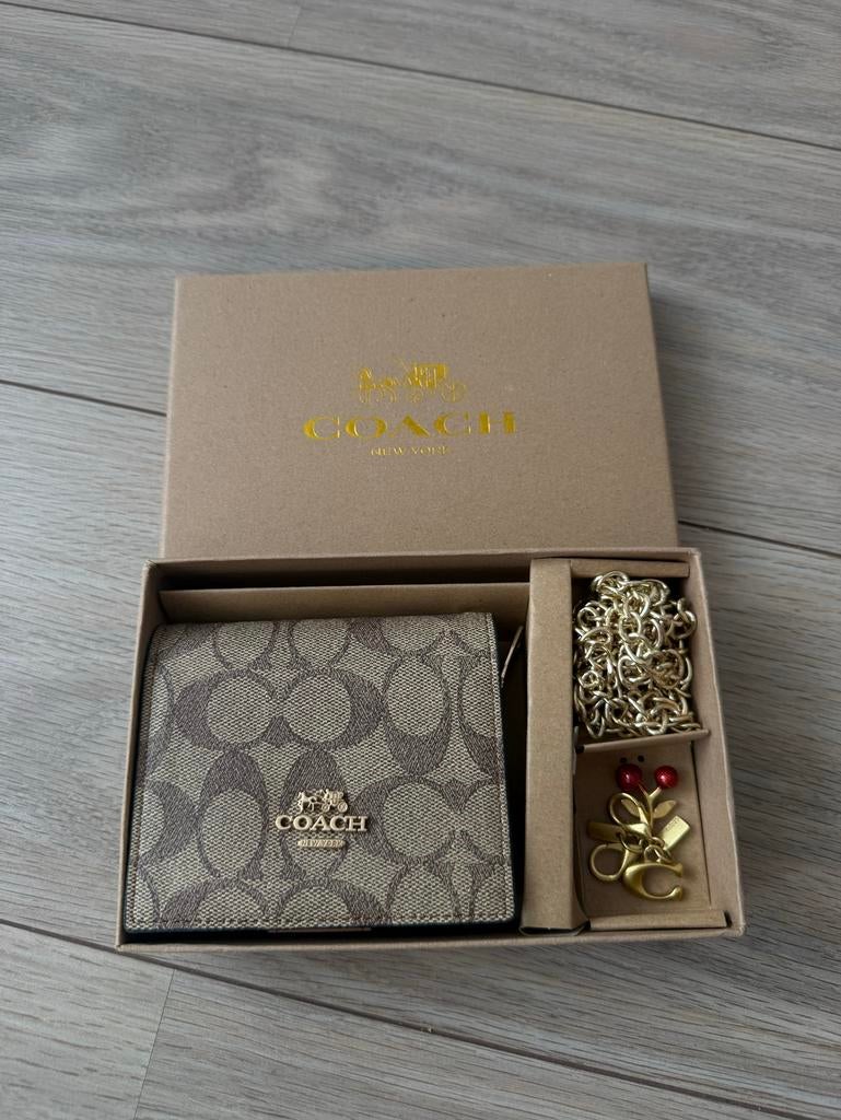 Coach Portemonnee met Ketting - Zo Goed Als Nieuw, Sieraden, Tassen en Uiterlijk, Portemonnees, Bruin, Guess, Ophalen of Verzenden