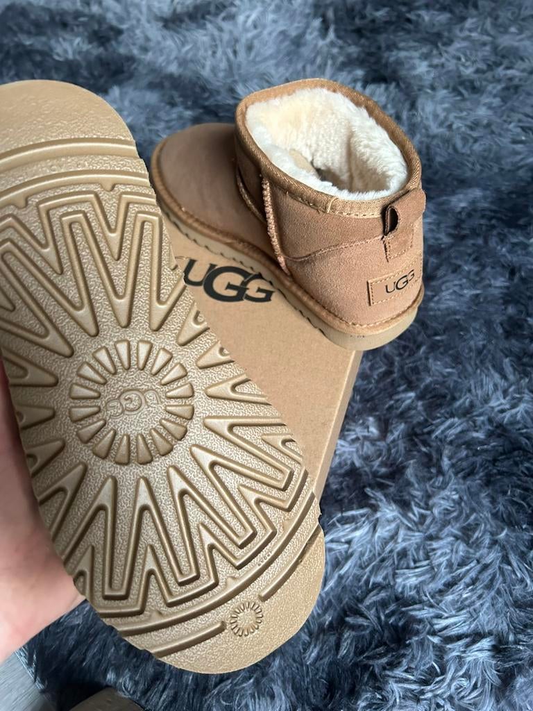Nieuwe UGG Dames Schoenen Maat 38, Bruin, Nieuw, Ophalen of Verzenden, Sneakers of Gympen