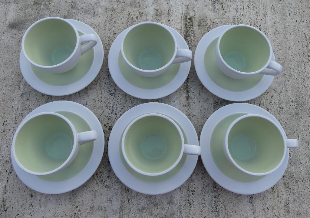 Johnson Brothers Soft Leaf 6 K + S en Ovenschaal Cool Mist, Nieuw, Ophalen of Verzenden, Wedgwood, Kop(pen) en/of Schotel(s)