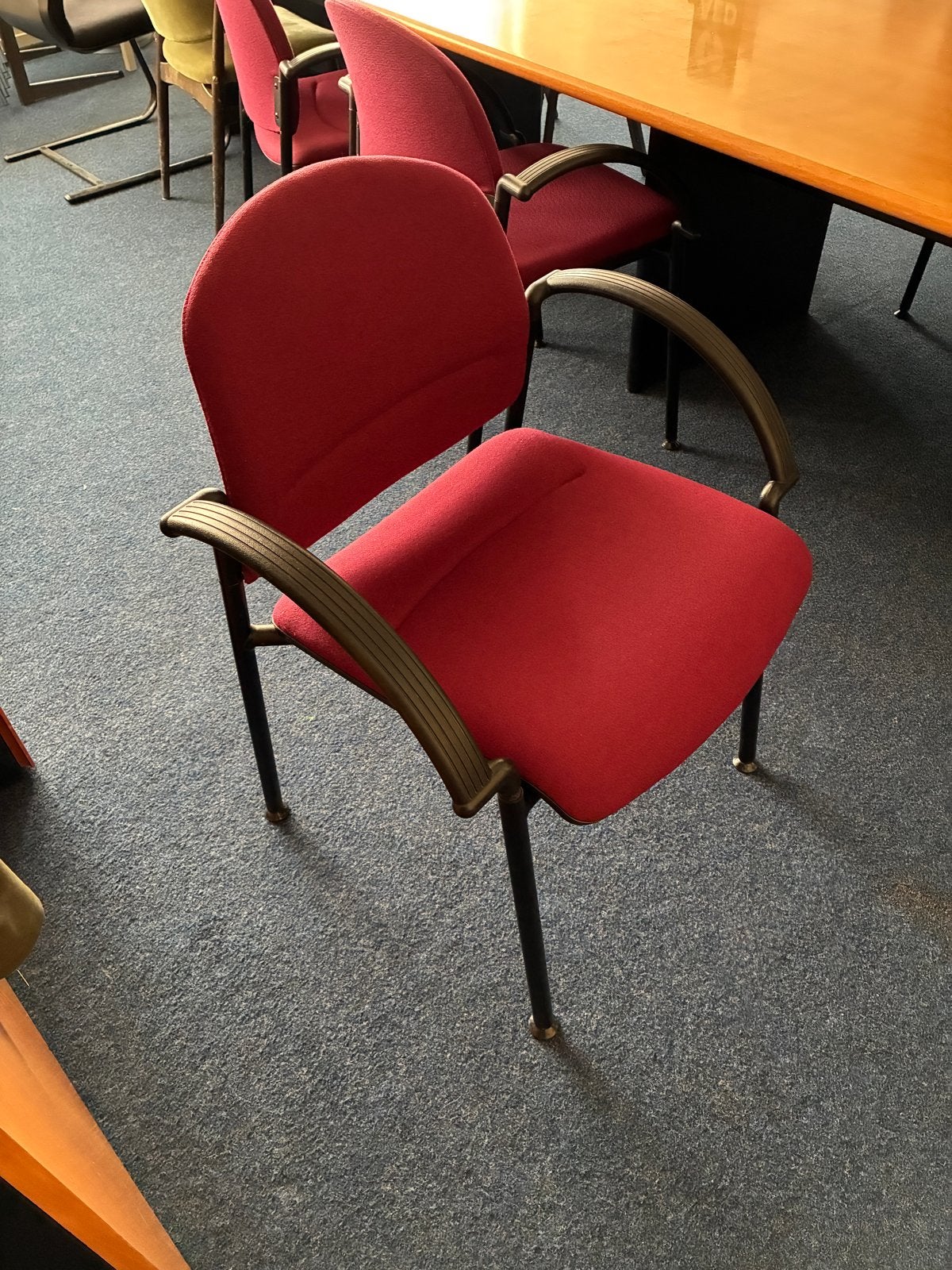 Zes rode stoelen met armleuningen - Gebruikt, Ophalen, Gebruikt, Metaal, Eén