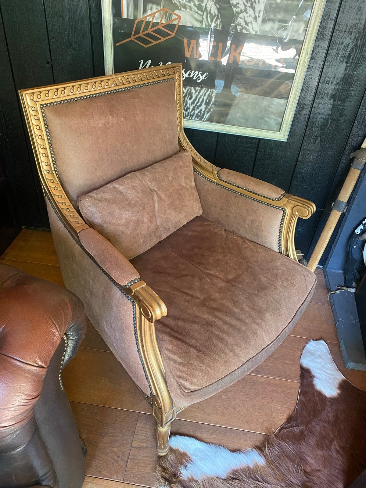2 nubuckleren fauteuils, goudkleurig hout, 68x97cm, Huis en Inrichting, Fauteuils, Ophalen, Gebruikt, Minder dan 75 cm, 50 tot 75 cm