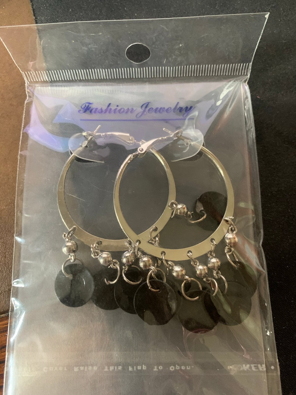 Nieuwe zwarte en zilveren oorringen in verpakking, Sieraden, Tassen en Uiterlijk, Oorbellen, Overige materialen, Hangers, Zwart
