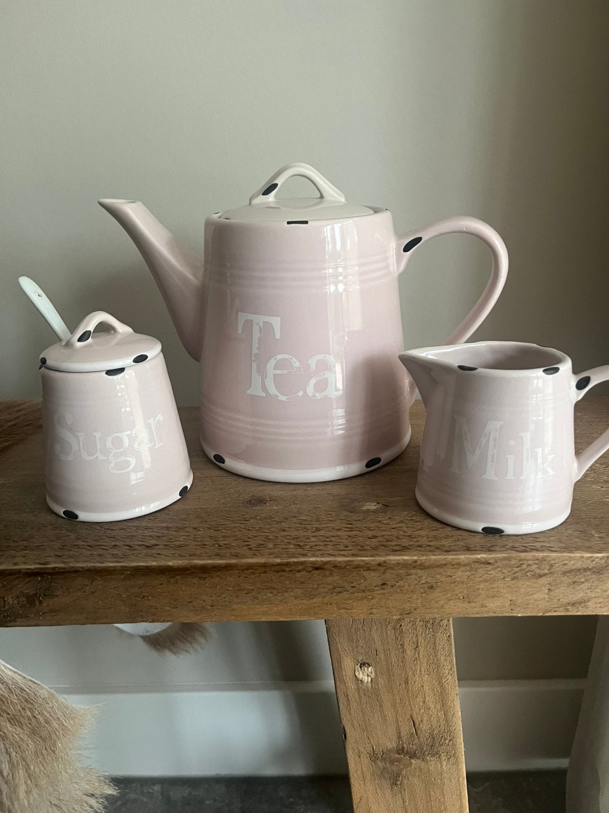 Roze theeservies: theepot, suikerpot, melkkan, Ophalen, Keramiek, Overige typen, Zo goed als nieuw