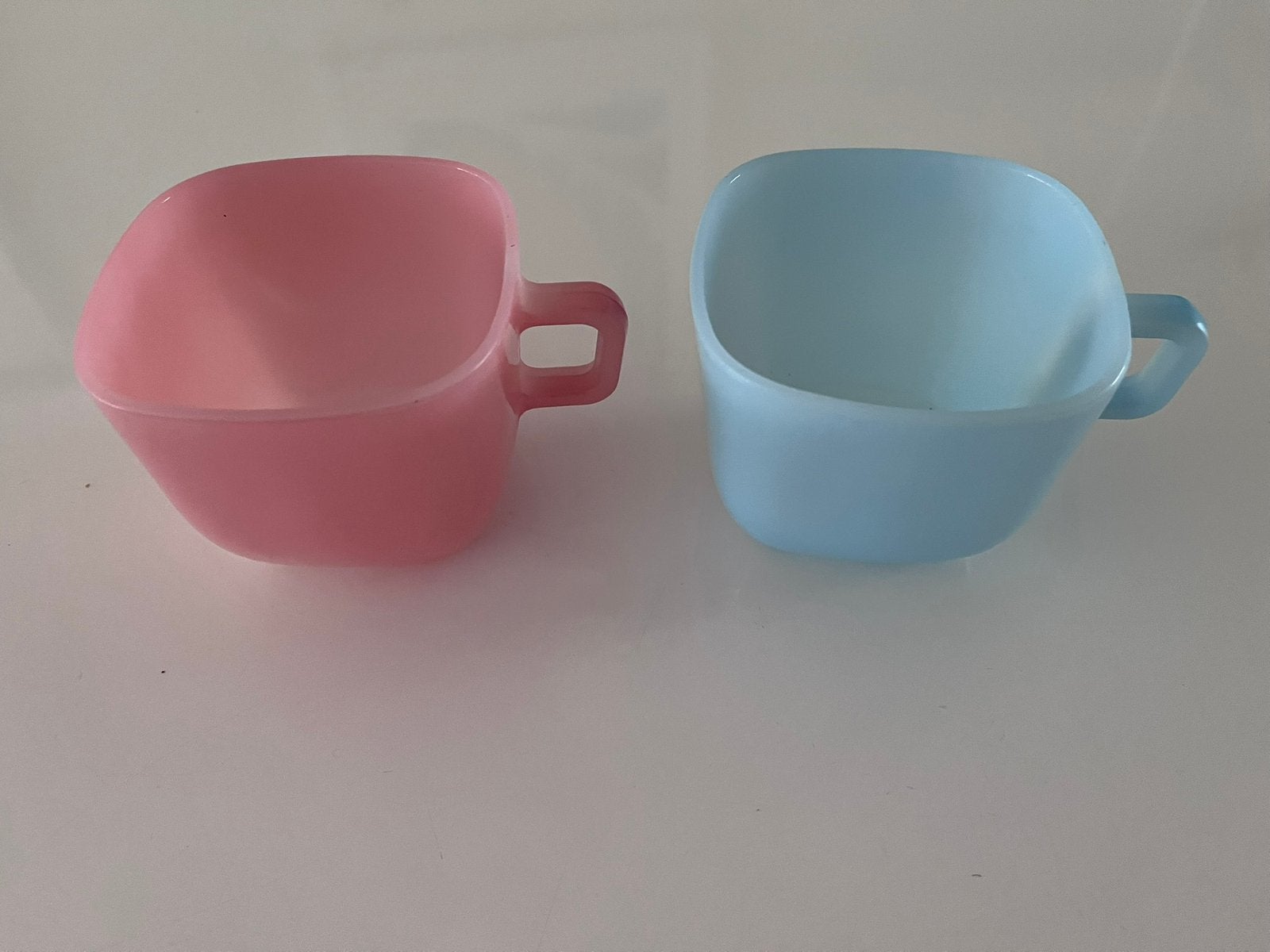 Twee vintage koffiekoppen/mokken, melkglas, roze/blauw Opale, Huis en Inrichting, Keuken | Servies, Vintage, Ophalen of Verzenden