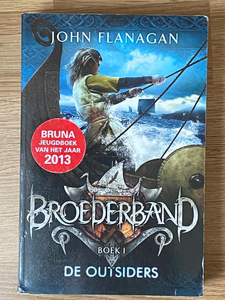 Broederband Boek 1 The Outsiders - John Flanagan, Boeken, Ophalen, John Flanagan, Zo goed als nieuw, Fictie