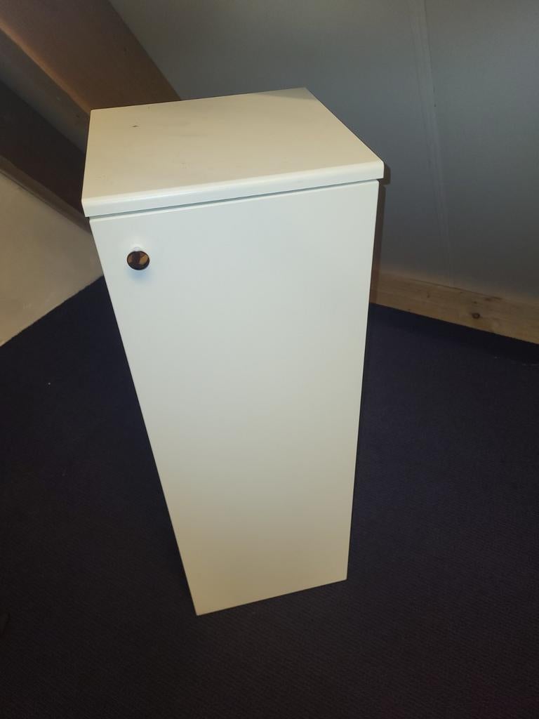 Witte smalle badkamerkast met planken, Ophalen of Verzenden, Gebruikt
