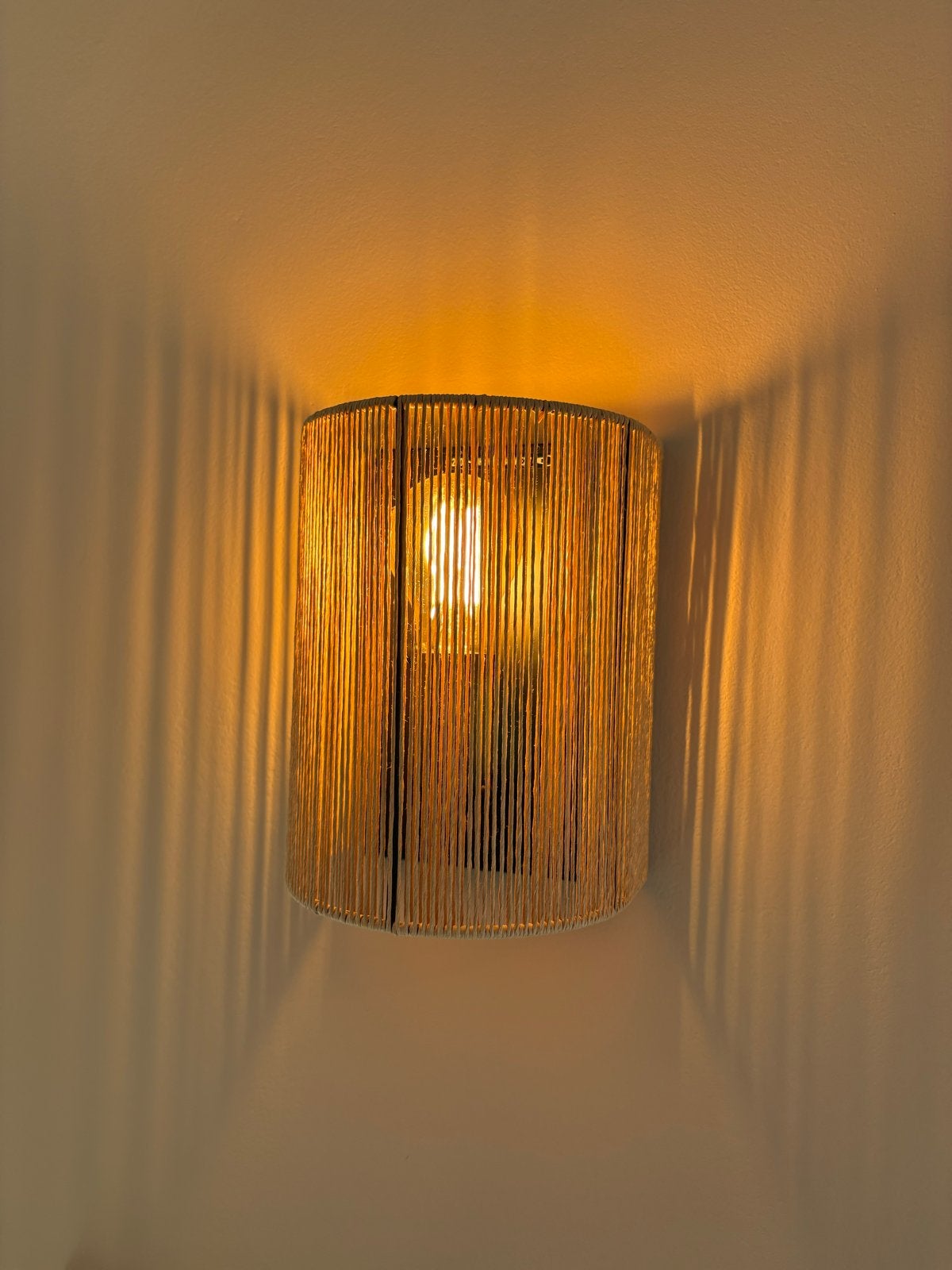 Stijlvolle wandlamp van rotan/riet, Huis en Inrichting, Bruin, Indirect licht, Natuurlijk materiaal, Zo goed als nieuw