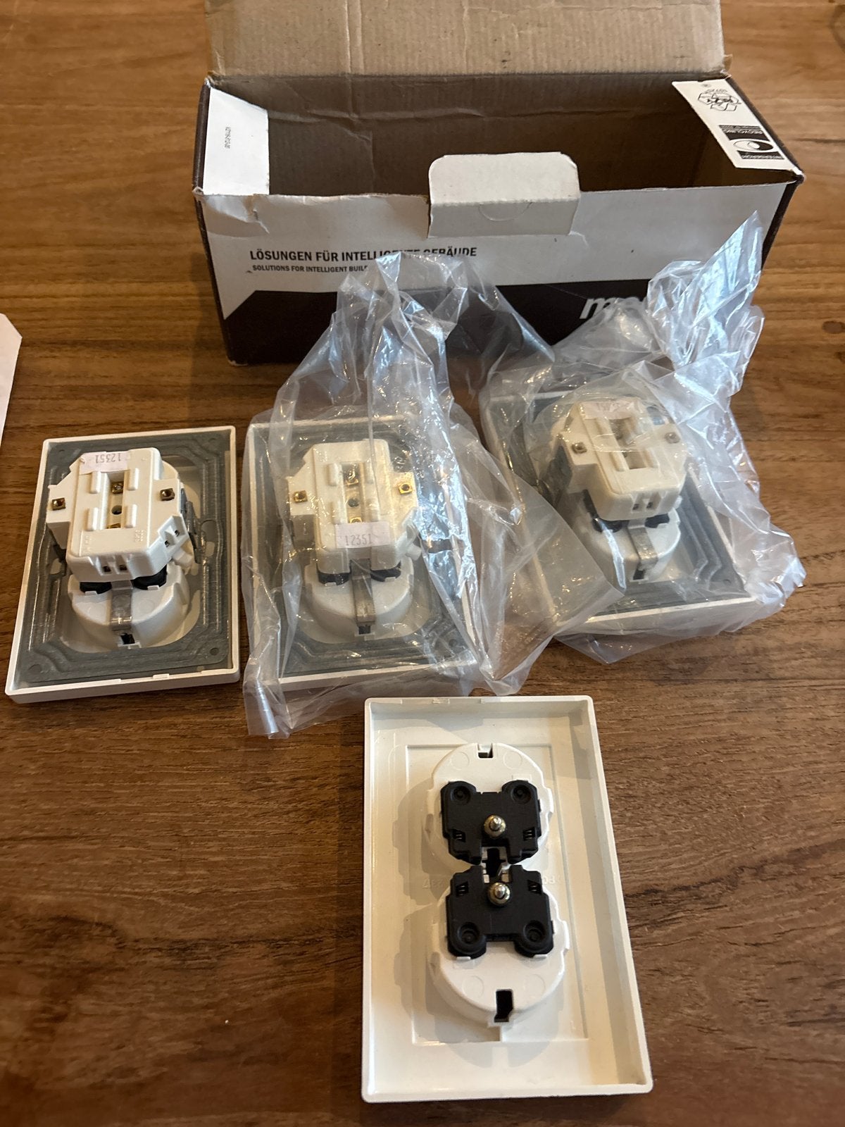 Merten wandcontactdozen - 3 compleet, 1 afdekplaat, Doe-het-zelf en Verbouw, Ophalen of Verzenden, Gebruikt, Stopcontact