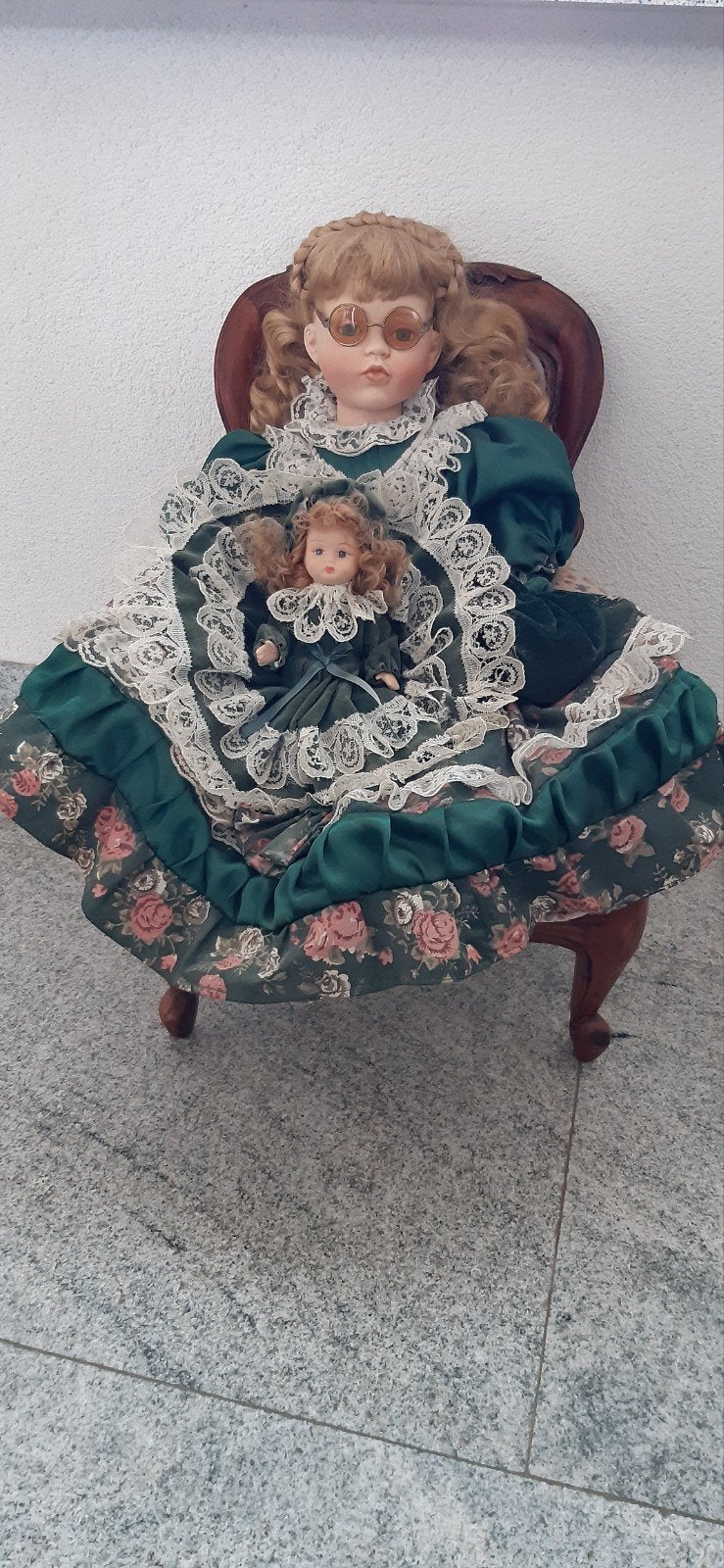 Vintage poppen op een notenhouten bankje, Ophalen, Gebruikt, Pop
