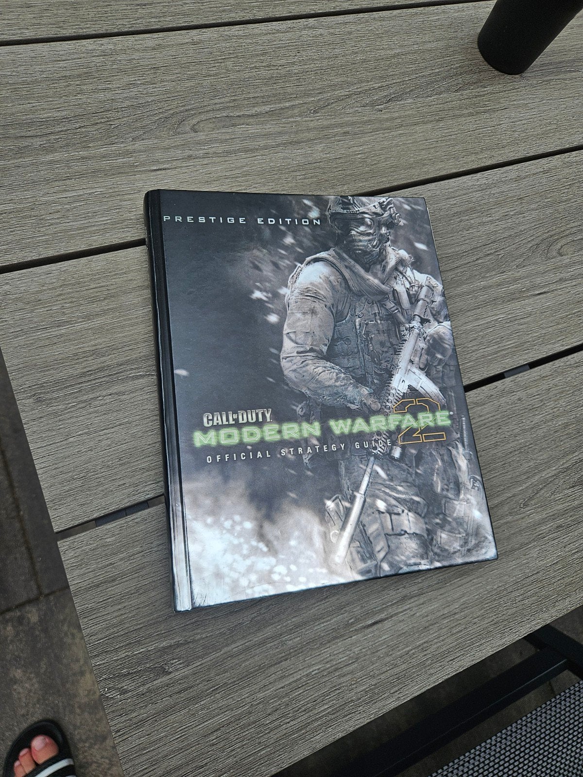 Call of duty modern warfare 2 official strategy guide, Shooter, 1 speler, Ophalen of Verzenden, Zo goed als nieuw