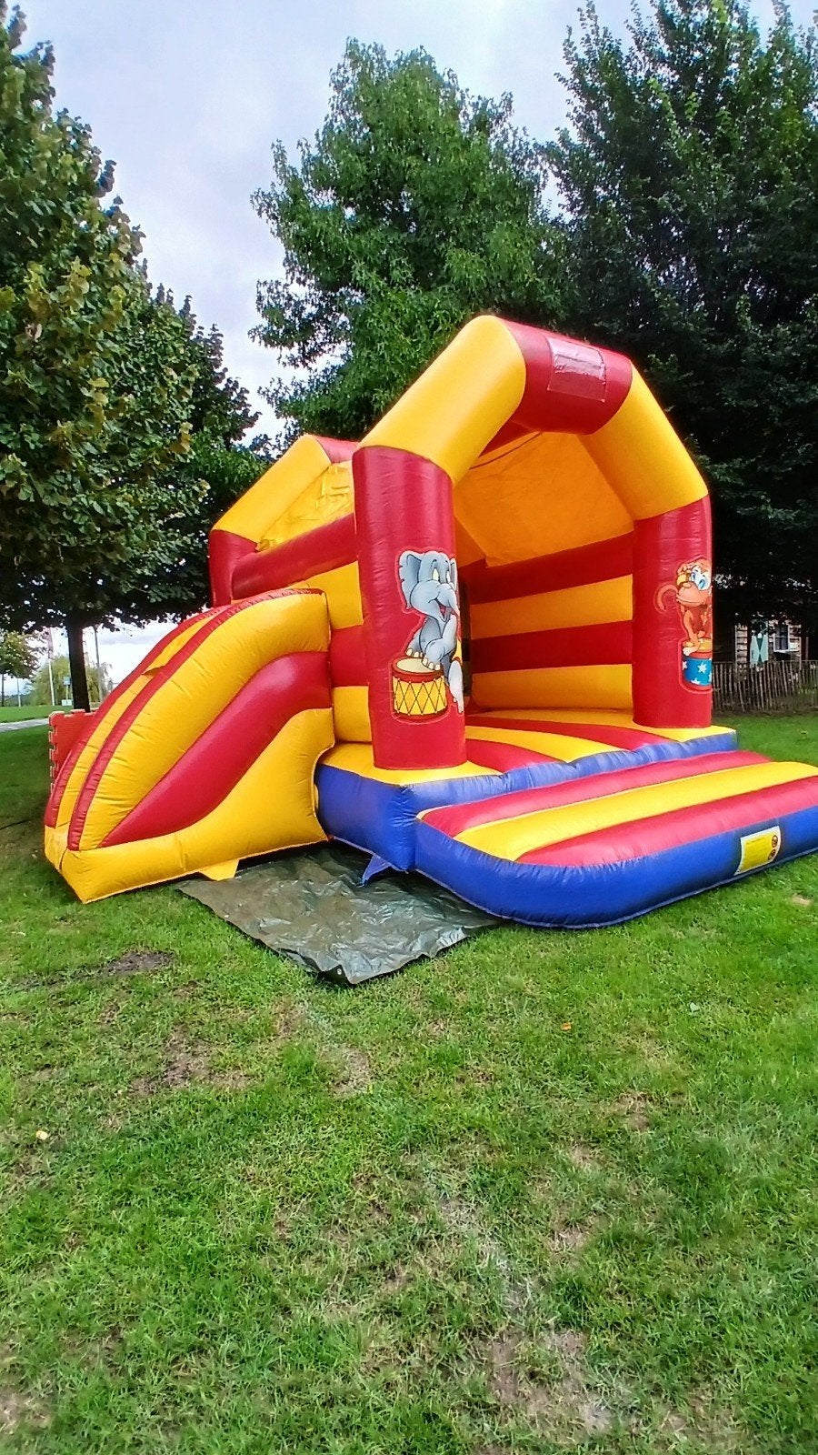 Springkussen met glijbaan te huur - Leuk voor elk feest!, Ophalen, Zo goed als nieuw