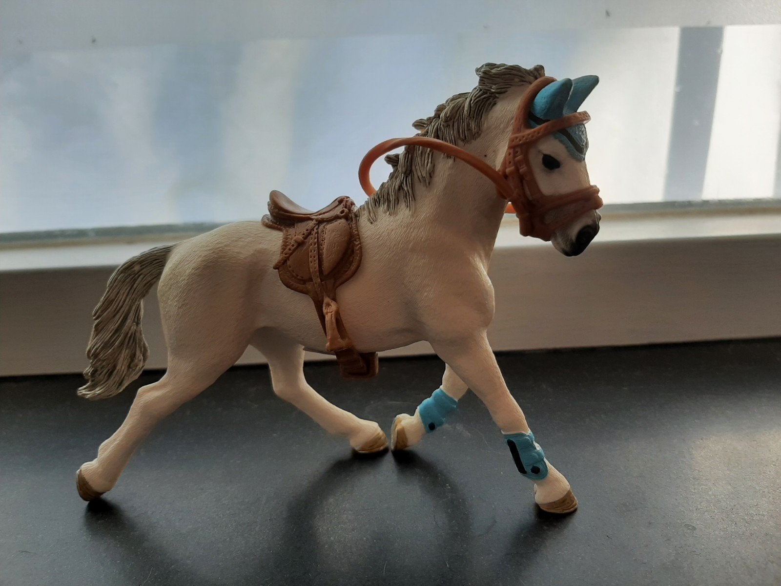 Schleich paard met zadel, Ophalen of Verzenden, Paard, Beeldje of Figuurtje