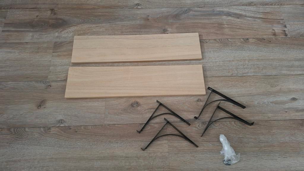 Houten wandplanken met zwarte beugels, Ophalen, Gebruikt