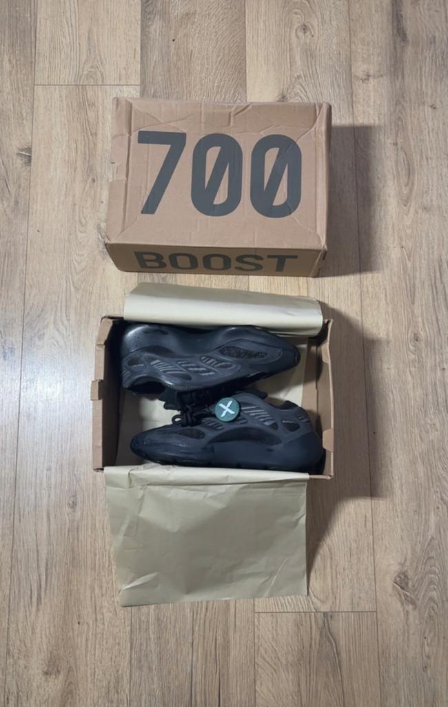 Yeezy 700 maat 42, Ophalen, Zo goed als nieuw