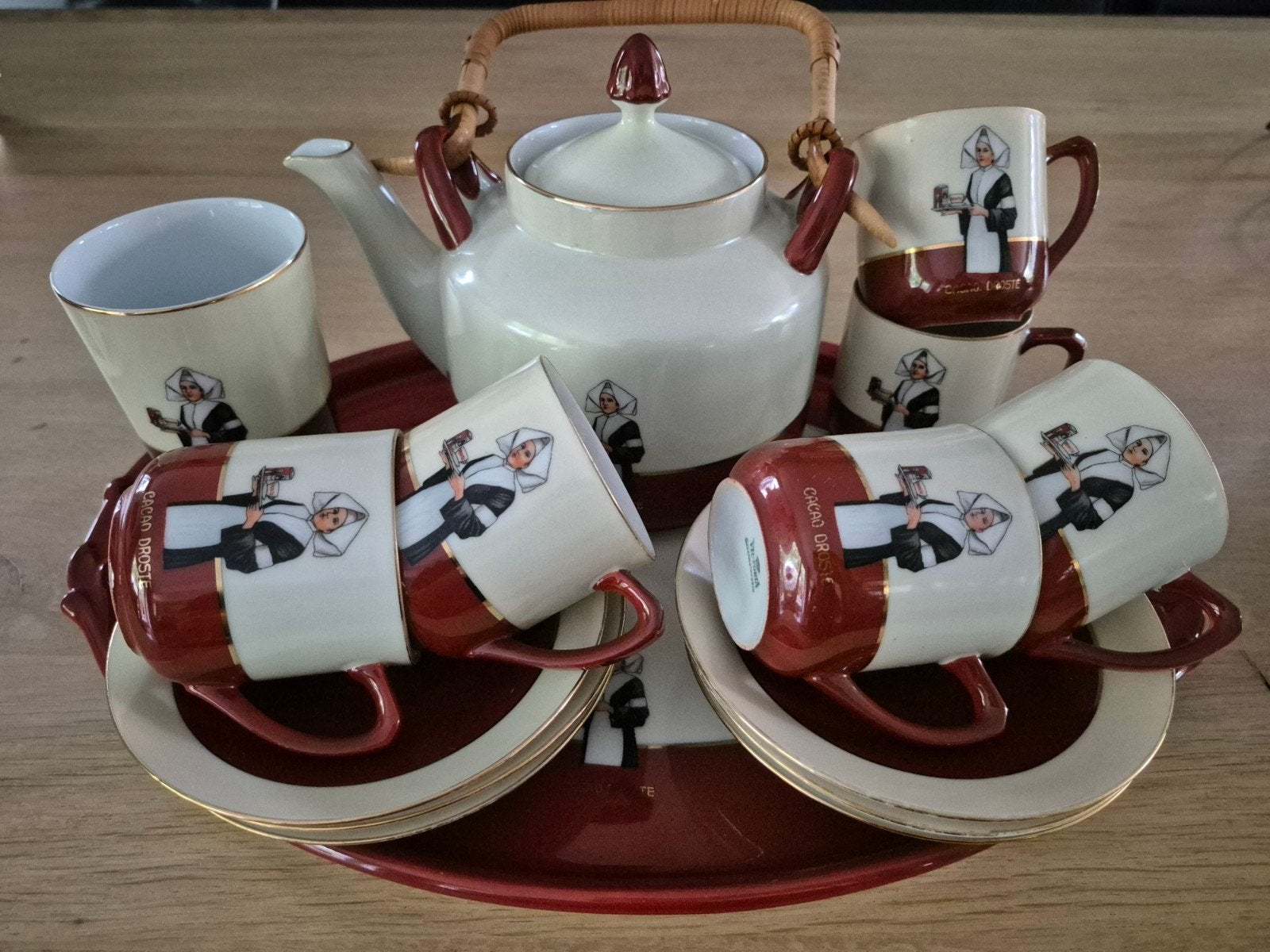 Compleet en perfect Droste verpleegster servies, Ophalen