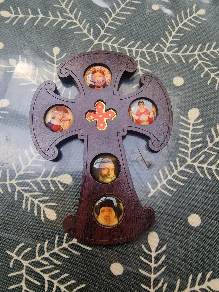 Houten kruis met afbeeldingen van heiligen en apostelen, Antiek en Kunst, Antiek | Religie, Ophalen of Verzenden