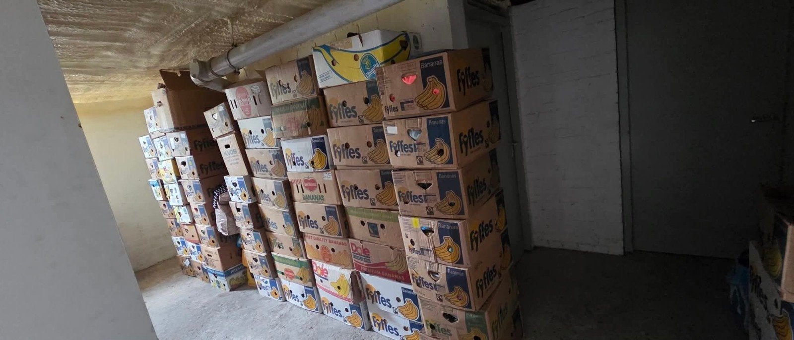 Grote partij merk- en vintage kleding (60 dozen), Ophalen, Zo goed als nieuw
