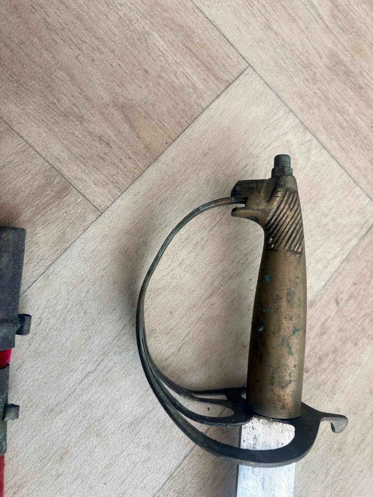 Antieke sabel met rode schede, Ophalen of Verzenden, Overige soorten, Overige gebieden, Zwaard of Sabel
