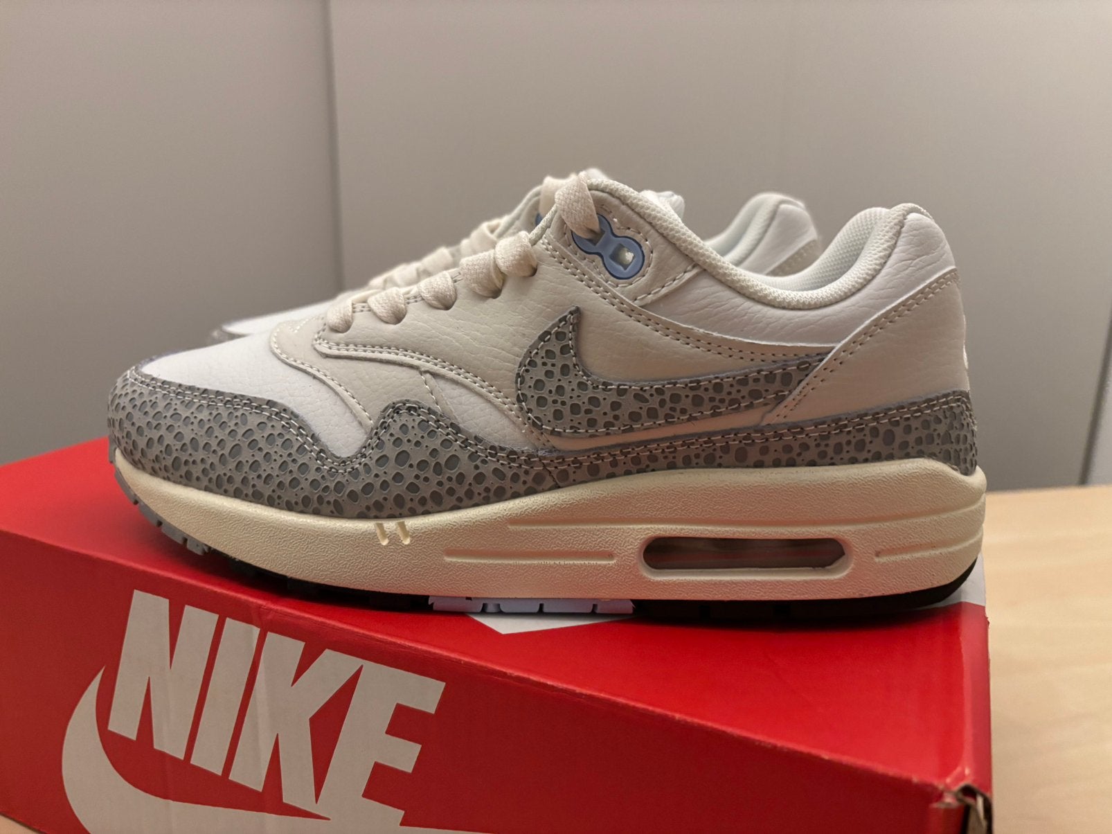 Nike air max 1 safari summit white maat 39, Wit, Ophalen of Verzenden, Sneakers of Gympen, Zo goed als nieuw