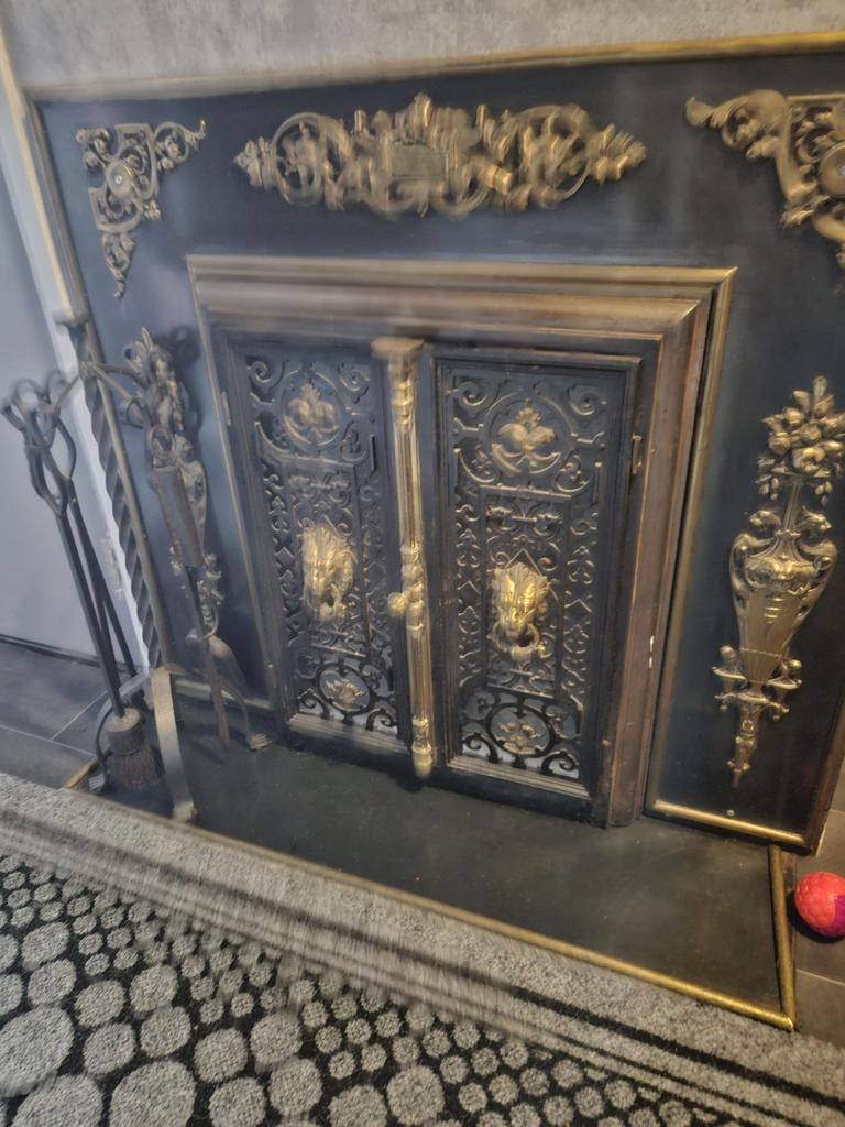 Antieke openhaard met sierlijke deuren en details, Huis en Inrichting, Verzenden, Gebruikt, Inbouwhaard, Overige soorten