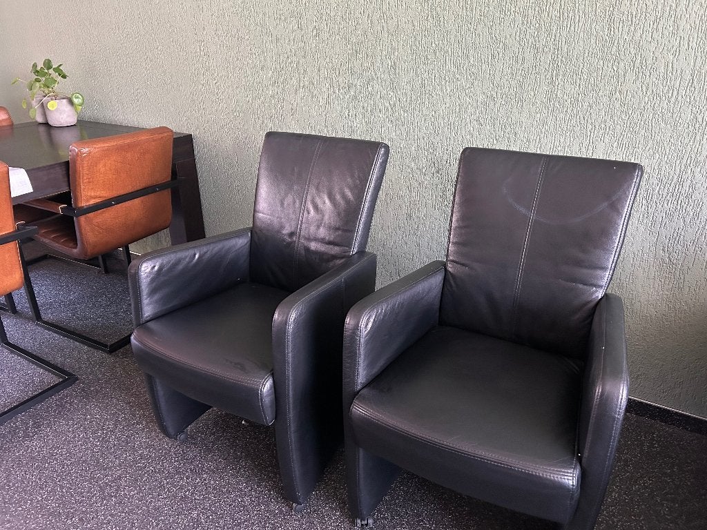 Gratis 2 Zwarte leren stoelen van Goossens, Ophalen, Gebruikt, Twee, Zwart